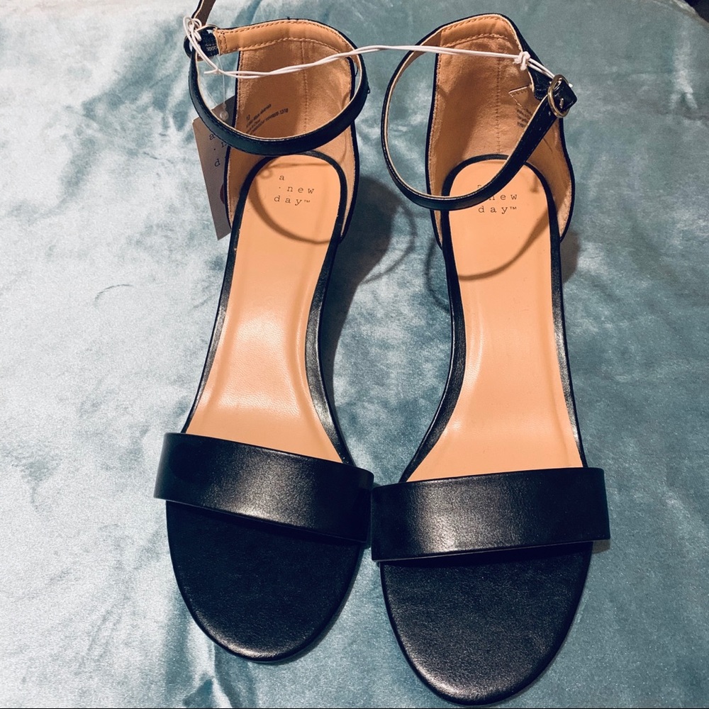 NWT Classic Low Wedge Sandal